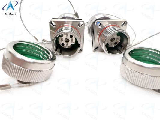 Conectores de fibra óptica suspensos com terminação de solda e montado no recipiente hermético.